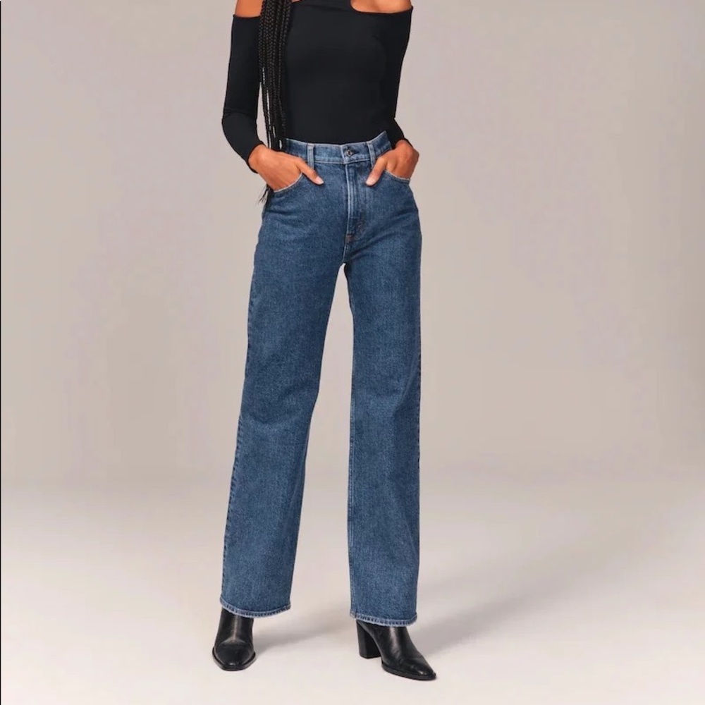NWT Abercrombie and Fitch 90’s Relaxed High Rise Jeans
